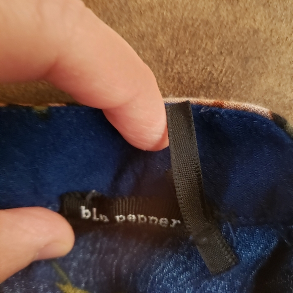 3/$25 Floral V-neck short sleeve Blouse - Picture 6 of 7